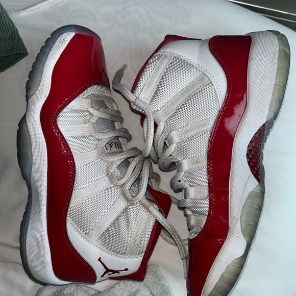 Jordan 11 Retro Cherry (2022) - Picture 6 of 8